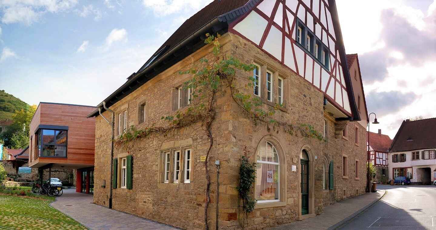 Bürogebäude, altes Fachwerkhaus mit neuem Anbau ?>